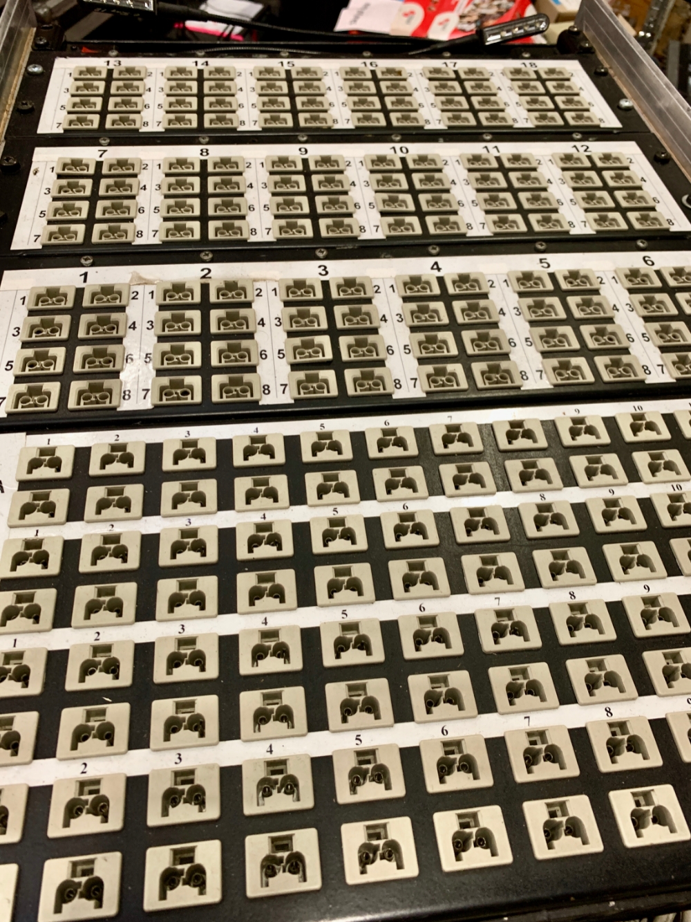 ADB Microrack 48 x 2Kw dæmper