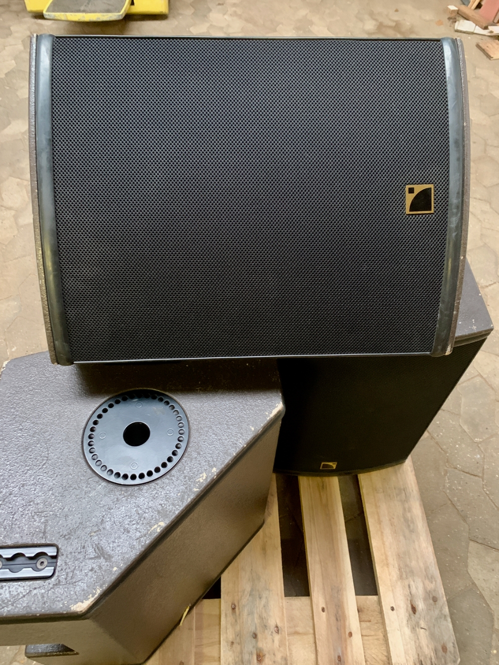 L-Acoustics 112XT cased